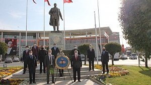 23 Nisan Çelenk koyma töreni yapıldı
