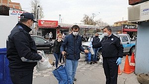 Akhisar Belediyesi semt pazarında ücretsiz maske dağıttı