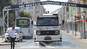 Akhisar’da boş kalan sokaklar belediye ekiplerince dezenfekte edildi