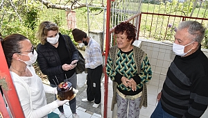 Büyükşehir’den Evden Çıkamayan Yaşlı Kadına Doğum Günü Sürprizi