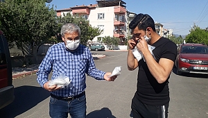 Muhtar Dalgıç Mahallesinde Maske dağıttı