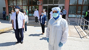 Sağlık çalışanlarının tulumları Akhisar Yardımsevenler Derneği’nden
