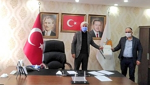 Salih Hızlı, Akhisar İlçe Başkanlığına atanan Fatih Mehmet Füzün'e atanma belgesini takdim etti.