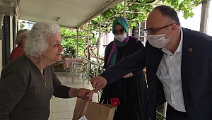 Ak Parti Akhisar İlçe başkanı Fatih Füzün ilçe teşkilatıyla birlikte Şehit Annelerinin Anneler Gününü kutlandı