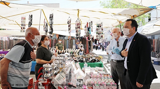 Başkan Besim Dutlulu, uzun süredir tezgah açamayan pazarcıların yanında