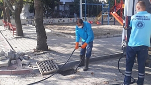 Akhisar’da Yağmur Suyu Izgaraları Temizleniyor