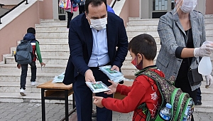 Başkan Dutlulu, ilk ders zilinde öğrencilerin yanında oldu