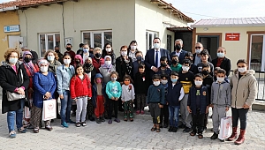 Köydeki çocukların yüzü, yeni tabletlerle güldü