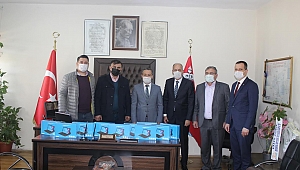 AKHİSAR TİCARET VE SANAYİ ODASI ARACILIĞI İLE İHTİYAÇ SAHİBİ ÖĞRENCİLERE KLAVYELİ TABLET ULAŞTIRILDI