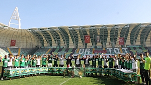 Akhisarspor 26 yeni transferini basın mensuplarına tanıttı