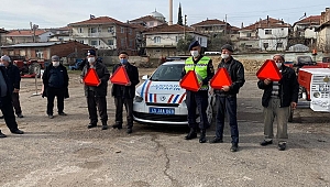 Traktör Sürücülerine Reflektör Dağıtıldı