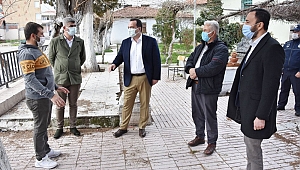 Akhisar Belediyesi, karantinadaki mahalle halkına yardım paketi ulaştırdı
