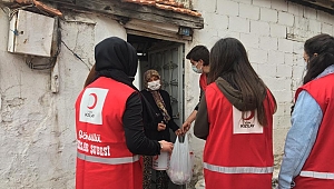 Türk Kızılay Akhisar Şubesi Akhisar'da ihtiyaç sahibi kişilere ulaşarak erzak ve hijyenik malzeme yardımları yaptı.