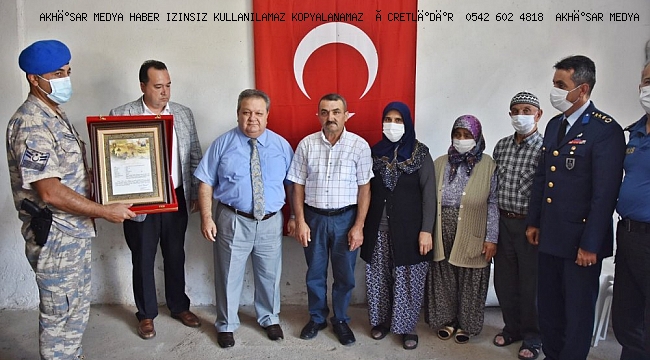 Akhisarlı Şehit Teğmen Osman Alp’in ailesine şehadet belgesi takdim edildi