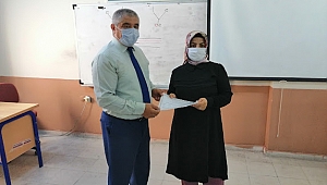 İLÇE MİLLİ EĞİTİM MÜDÜRÜ SÜLEYMAN MERMER DÜNYA OKUMA YAZMA GÜNÜ NEDENİYLE HALK EĞİTİMİ MERKEZİ MÜDÜRLÜĞÜ OKUMA YAZMA KURSUNU ZİYARET ETTİ.