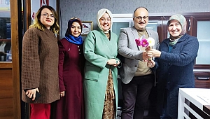 AK Parti Akhisar İlçe Başkanı Fatih Füzün, 8 Mart Dünya Kadınlar Günü dolayısıyla kadınlara çiçek dağıttı.