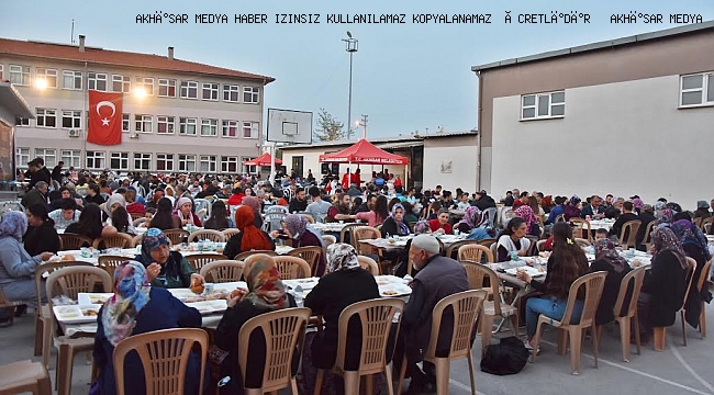 Akhisar Belediyesi iftar sofrası Cumhuriyet ve Hacıishak’da kuruldu