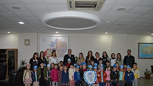 Akhisar Belediyesi kreşindeki minikler polis amcalarını ziyaret etti