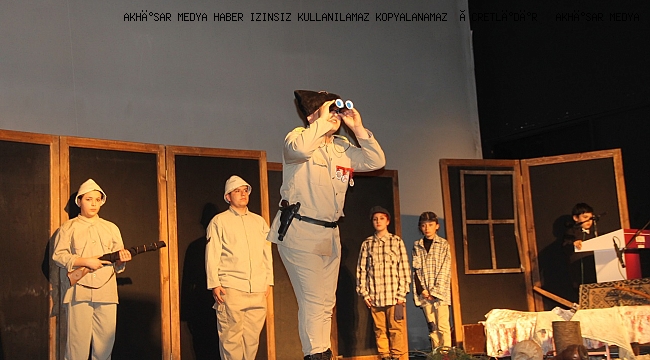 Mehmet Ve Mehmetçik Akhisar'da Sahnelendi