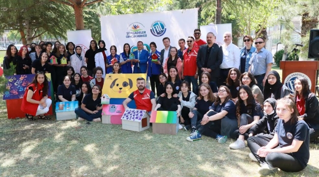 GÖNÜLLÜ GENÇLER SOKAK HAYVANLARINI UNUTMADI