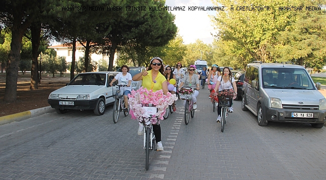 Akhisar'da Süslü Kadınlar Bisiklet Turu Gerçekleşti