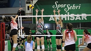 Filede Akhisar Belediye Set vermeden İzmir Büyükşehir Belediyespor'u 3-0 mağlup etti.