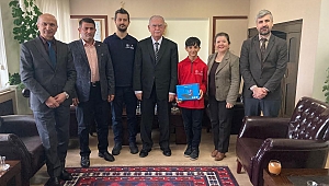 Akhisar Kaymakamı Sayın Sabit KAYA, Tübitak Türkiye 3.sü Ahmet Mete DOĞRU’yu Makamında Kabul Etti.