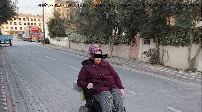 Akhisar Gelecek partisi Engelli vatandaş'a Akülü Araba Hediye Etti