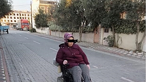 Akhisar Gelecek partisi Engelli vatandaş'a Akülü Araba Hediye Etti