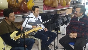 AKHİSAR MEDYA'NIN KONUKLARI GENÇ MÜZİSYENLER ÜMİT CAN AYDINER VE VOLKAN YAPICIOĞLU