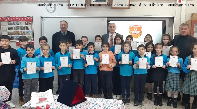 Akhisar Misak-ı Milli İlkokulu 3-F sınıfı öğrencileri biriktirdikleri harçlıklarını Türk Silahlı Kuvvetlerini güçlendirme vakfına bağışladılar