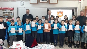 Akhisar Misak-ı Milli İlkokulu 3-F sınıfı öğrencileri biriktirdikleri harçlıklarını Türk Silahlı Kuvvetlerini güçlendirme vakfına bağışladılar