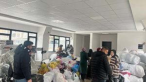 Ak Parti Akhisardan Deprem Bölgesine Yardımları Uçak ile gönderdi.
