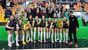 Akhisargücü Uşak gençlik hizmetleri kadın voleybol takımını 3-0 mağlup etti