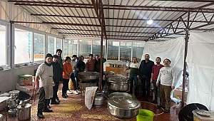 Akhisarlı öğretmenler 6 bin depremzedeye yemek dağıtıyor