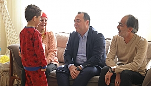 Başkan Dutlulu, Akhisar’da evlere yerleştirilen depremzedeleri ziyaret etti