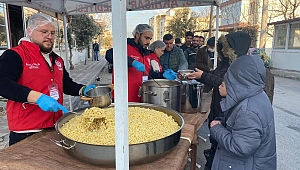 Akhisar Belediyesi, iftar için 8 noktada sıcak yemek dağıtıyor
