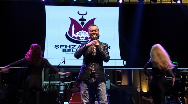 YAĞMURUN ALTINDA SERDAR ORTAÇ COŞKUSU