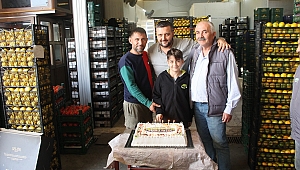 Özkaymak Sebze Meyve 3.Yılını Pasta Keserek kutladı