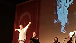 Akhisar'da10 Kasım Gösterisi: Tiyatro ve Müzikle Atatürk Anıldı