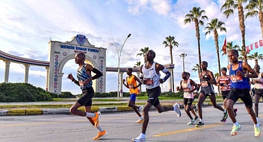 AHMET BAYRAM, MERSİN MARATONU’NDA MADALYA KAZANDI