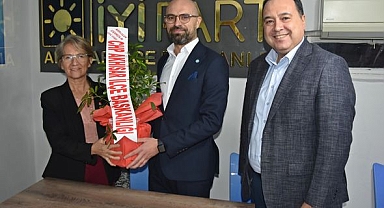 Akhisar Belediye Başkanı ve CHP Yönetimin'den İYİ Parti'ye hayırlı olsun ziyareti