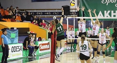 Akhisar Belediye Kadın Voleybol takımı Karşıyaka'yı 3-0 yendi