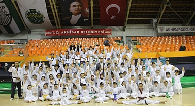Akhisar Belediye Taekwondo Takımından Büyük Başarı: 77 Sporcu Bir Üst Kemere Yükseldi