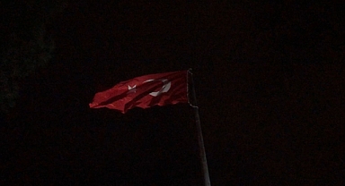 Akhisar’da Dev Türk Bayrağı Göndere Çekildi