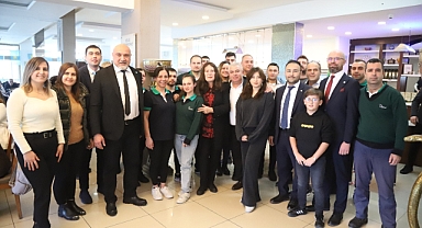 Akhisar'da İYİ Parti Adayını Tanıttı Hüseyin Ali Doğan Rozet Takma Töreni Yapıldı