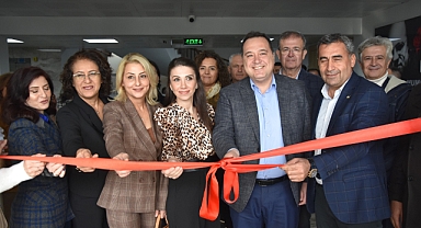 Akhisar'da Renklerin Dansı Sahne Alıyor Artisan Mericolors Sanat Atölyesi Sergisi Açıldı