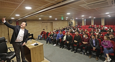 Başkan Besim Dutlulu gençlerin sorularını yanıtladı