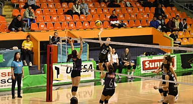 Voleybol'da kazanan Manisa Büyükşehir Belediyespor 3-0