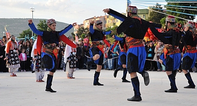 HALK EĞİTİMİ  MERKEZİ  MÜDÜRLÜĞÜ TARAFINDAN  YETİŞKİNLERE YÖNELİK İZMİR YÖRESİ   HALK OYUNLARI KURSU AÇILACAKTIR.